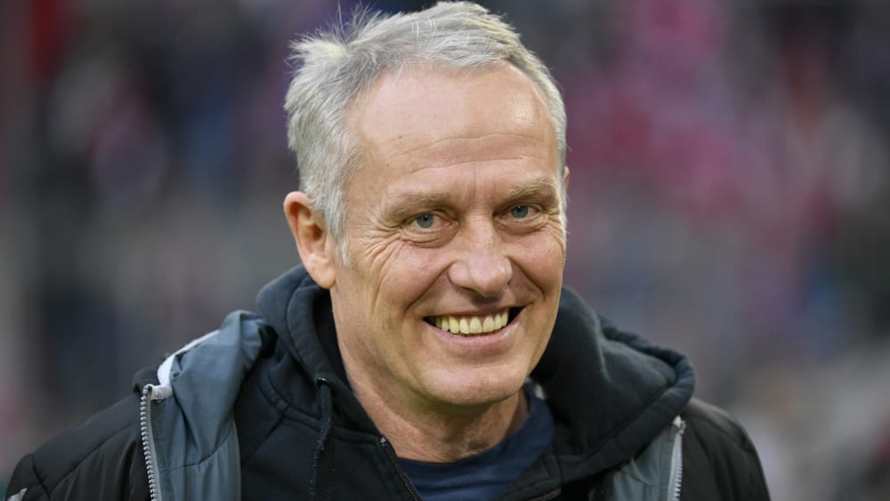 Ein treuer kicker-Leser: Freiburgs Trainer Christian Streich.