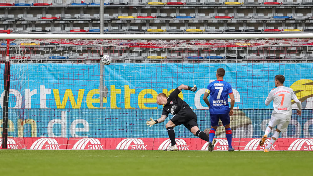 Dajaku (r.) trifft zum 1:0 des FCB - am Ende reichte dies zu einem Punkt.