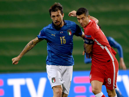 Francesco Acerbi und Robert Lewandowski im Nations-League-Duell zwischen Italien und Polen im November 2020