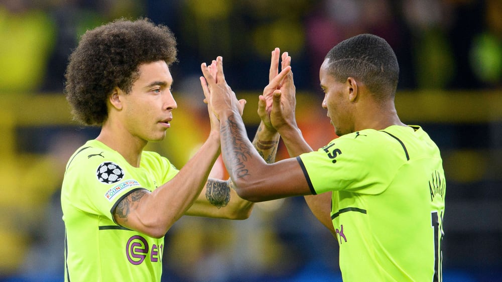 Axel Witsel claps with Manuel Akanji.