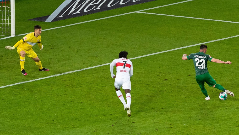 Glückloser Auftritt: Marco Richter gegen Stuttgarts Keeper Fabian Bredlow.