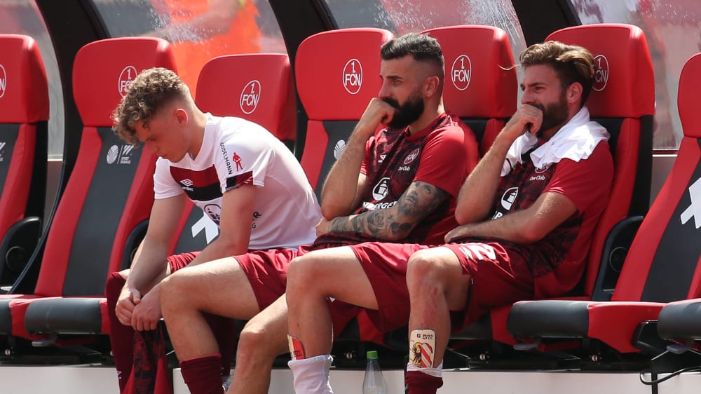 Frust nach der Derbyniederlage: Robin Hack, Mikael Ishak und Enrico Valentini (v.l.n.r.).