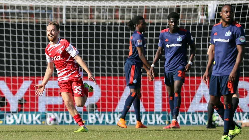 Der erste Streich: Würzburgs Hasek jubelt über die Führung gegen den HSV.