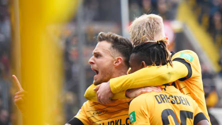 Patrick Schmidt feiert mit seinen Offensivkollegen