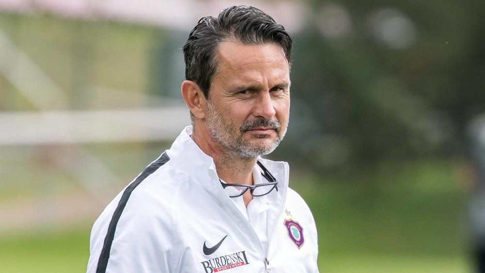 Muss mit seinem Team in Quarantäne: Aues Coach Dirk Schuster.