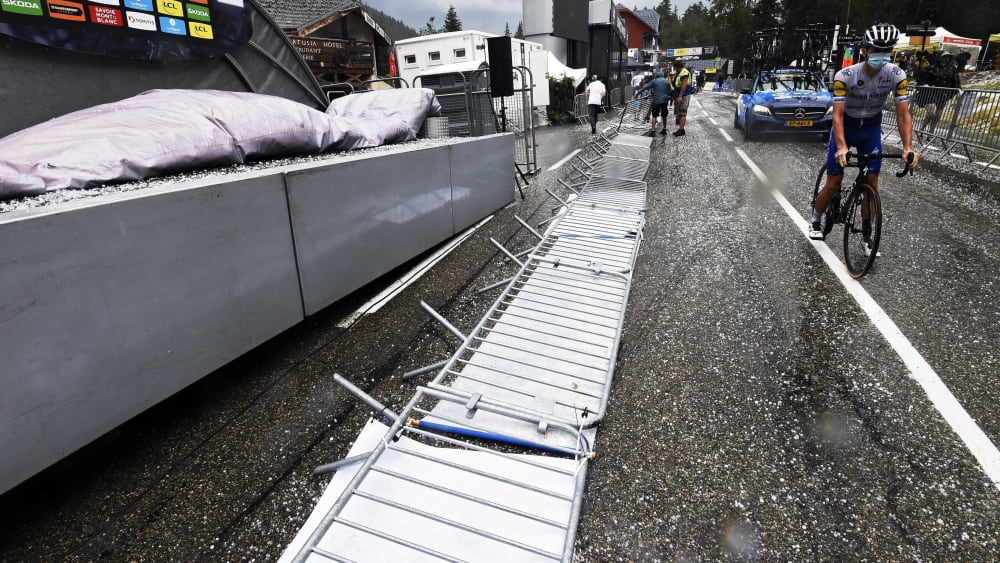 Hagelchaos im Zielraum der 2. Etappe der Dauphiné-Rundfahrt