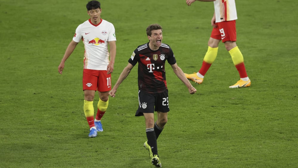 Gewohntes Bild: Bayerns Thomas Müller demonstriert bei seinem Schlussjubel Münchner Selbstvertrauen, bei Leipzig überwiegt die Enttäuschung.
