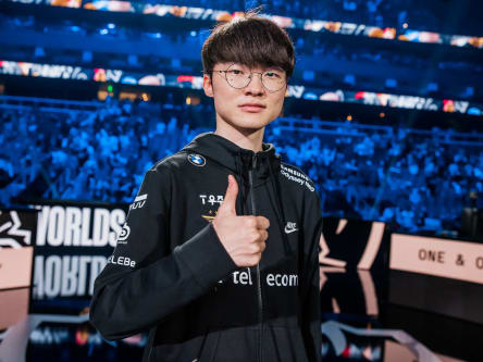 Faker Mit Daumen