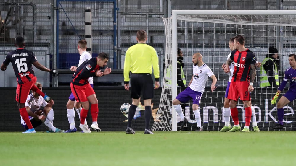 Chato (#15) trifft zum 1:0 für Wehen Wiesbaden. Dieser Treffer reichte zum Dreier für den Aufsteiger.
