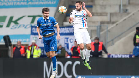 Luftduell zwischen Björn Rother (1. FC Magdeburg) und Pascal Breier (FC Hansa Rostock)