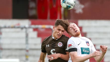 St. Paulis Luca-Milan Zander im Kopfballduell mit Heidenheims Tobias Mohr