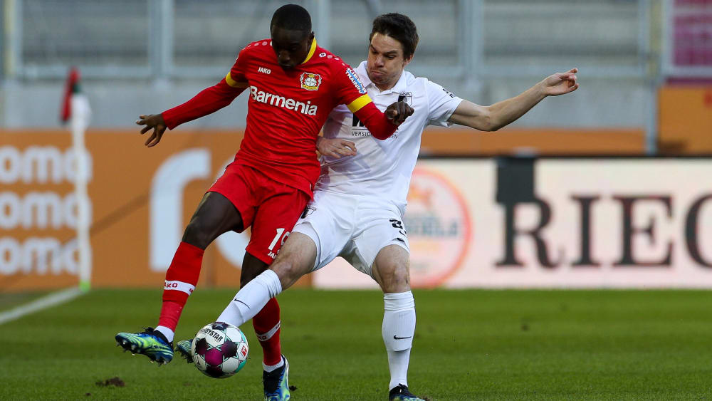 Augsburgs Raphael Framberger, rechts gegen Leverkusens Moussa Diaby, steckt nie auf.