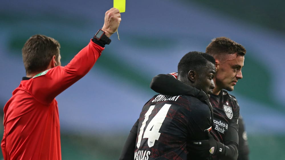 Stuttgarts Silas Wamangituka (#14) sieht eine Gelbe Karte.