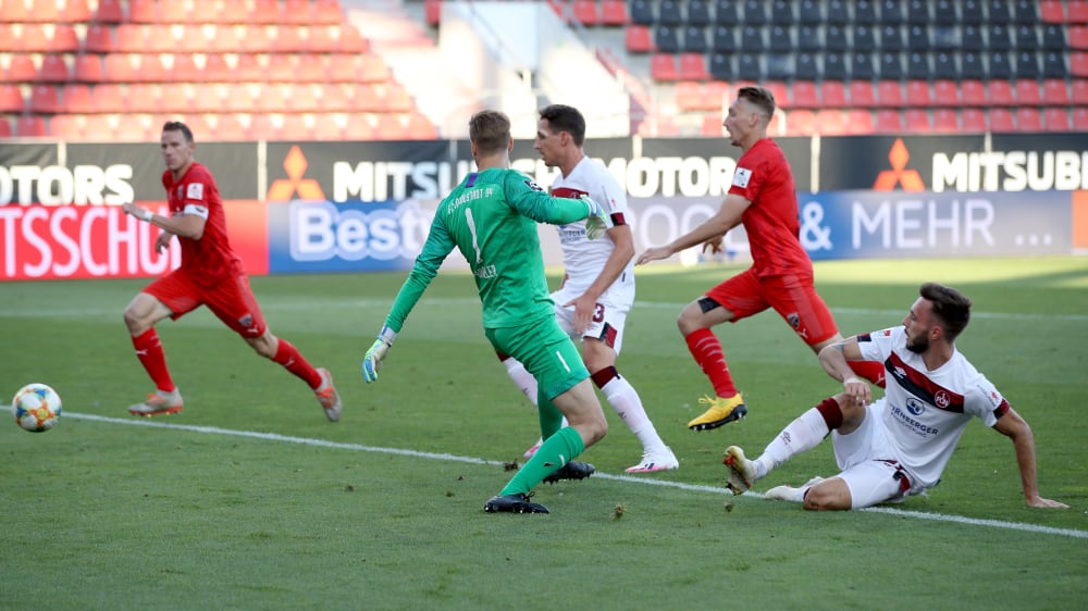 Das Tor des Abends: Nürnbergs Schleusener (r.) trifft in der Nachspielzeit zum rettenden 1:3.
