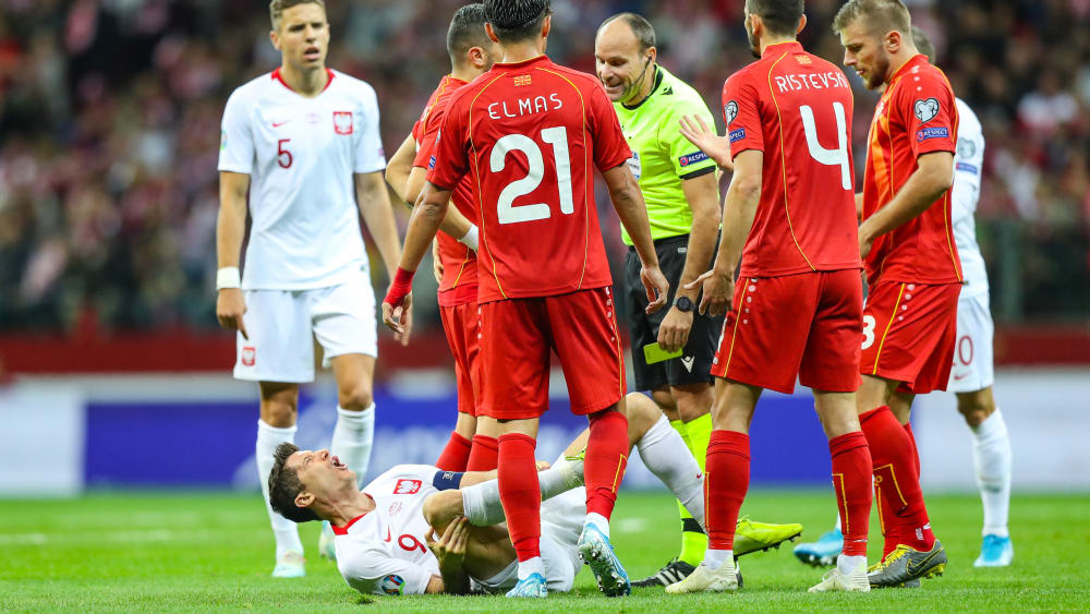 Immer wieder hart angegangen: Robert Lewandowski gegen Nordmazedonien.