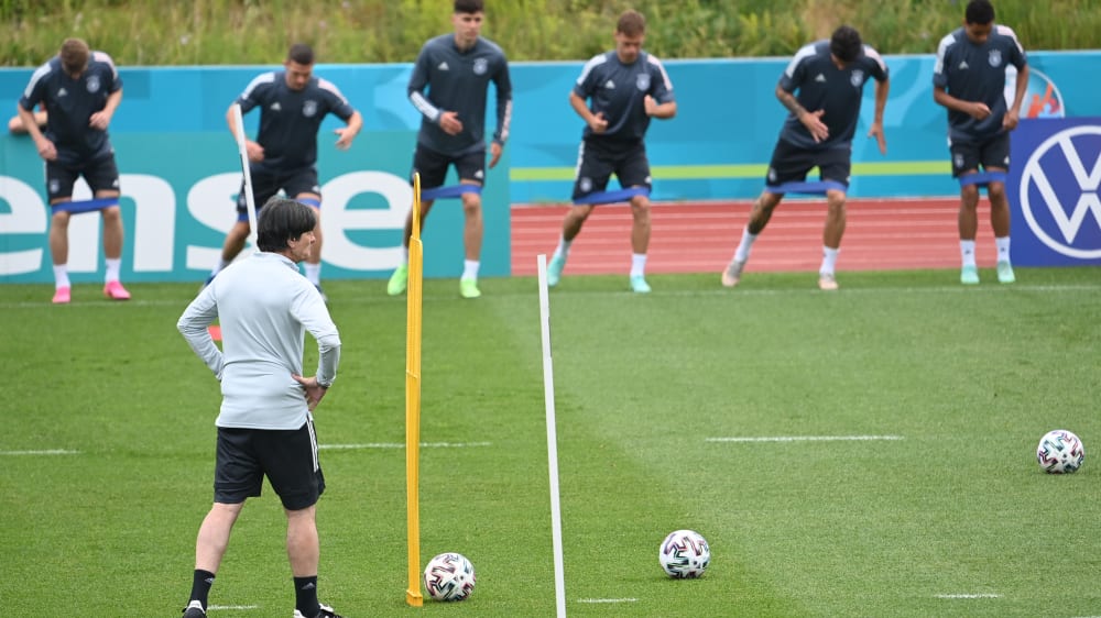 Bundestrainer Joachim Löw übte mit 24 der 26 Spieler auf dem Trainingsplatz für das Ungarns-Spiel.