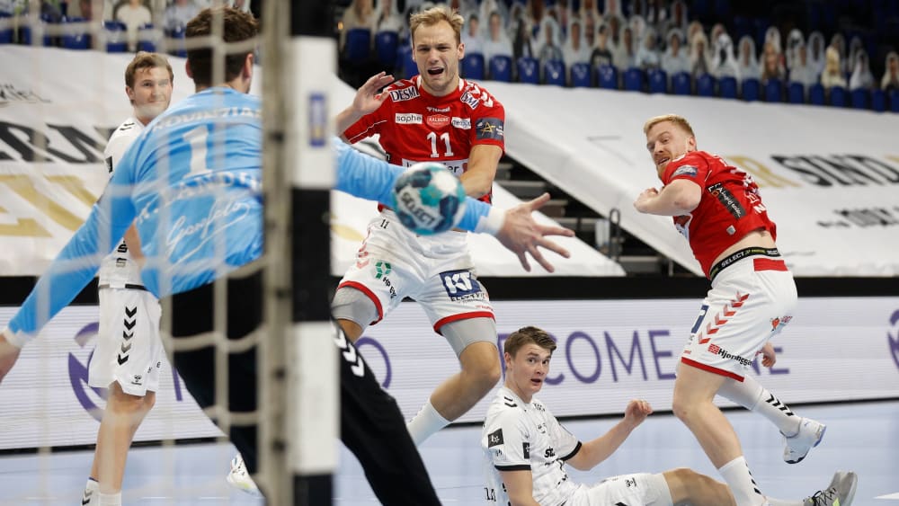 Unter Beschuss: THW-Keeper Niklas Landin (l.).