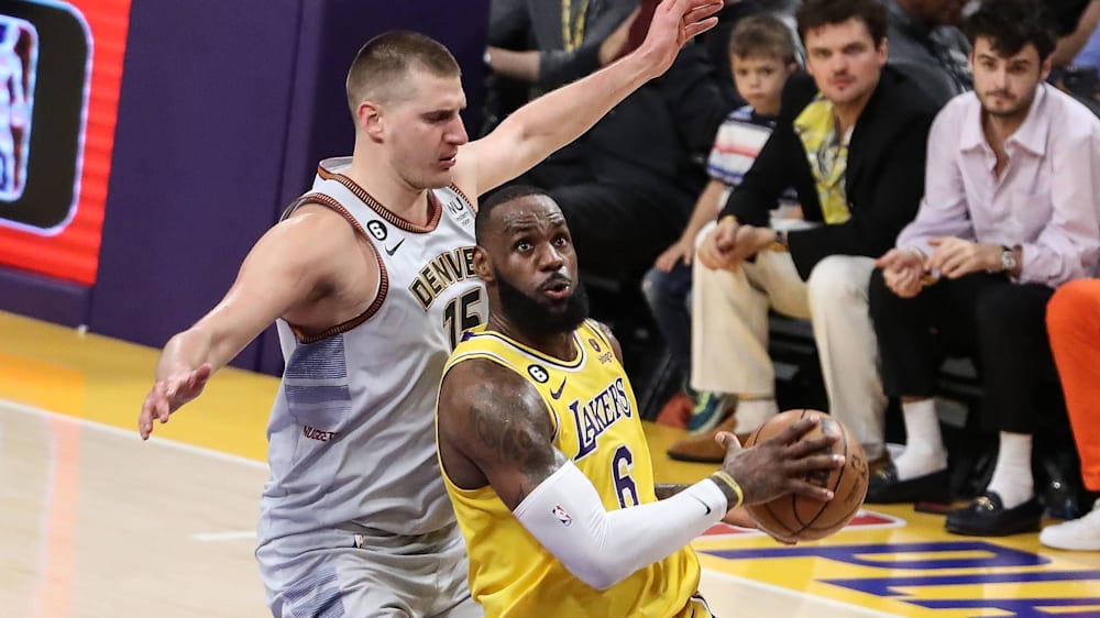 Jokic befindet sich seit der Saison 2020/21 ununterbrochen unter den Top-Zwei-Kandidaten der MVP-Wahl. Selbst gewann er den Award dreimal.
