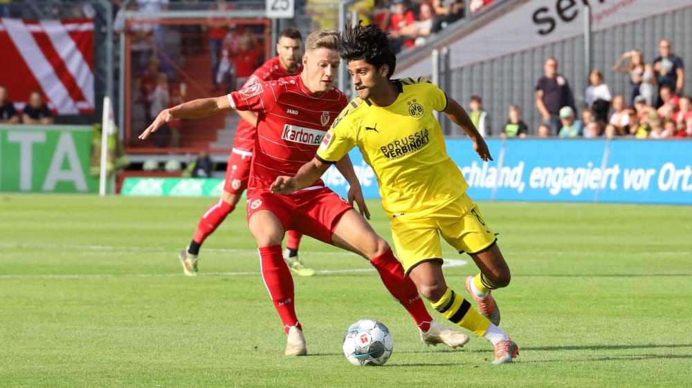 Duell im Stadion der Freundschaft: Tobias Eisenhuth gegen Mo Dahoud.