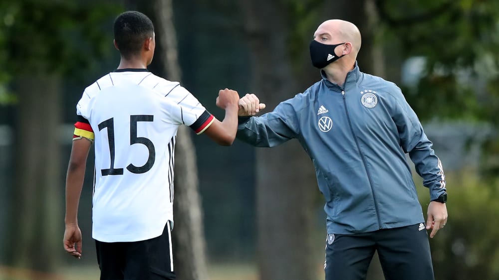 Abklatschen: Leonardo Garcia Posadas und Trainer Marc-Patrick Meister.