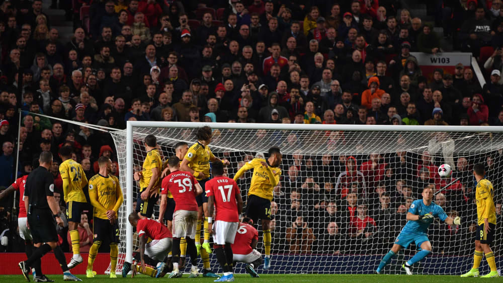 Spät zur Stelle: Arsenals Keeper Bernd Leno (2.v.r.).