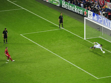 Gleich ist Bastian Schweinsteiger "wie paralysiert": Petr Cech pariert zum dritten Mal an diesem Abend einen Elfmeter.