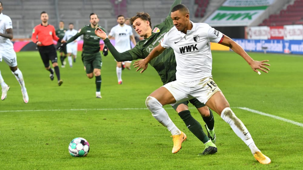 Augsburgs Felix Uduokhai (vorne) lief gegen Stuttgart erstmals als Kapitän auf.