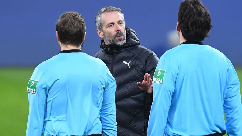 Um eine Erklärung gebeten: Marco Rose unterhält sich direkt nach Spielschluss in Leipzig mit Referee Manuel Gräfe.