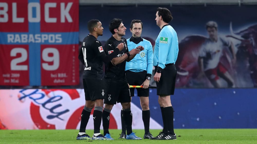 Erhielt Rückendeckung von seinen DFB-Vorgesetzten: Schiedsrichter Manuel Gräfe, hier bedrängt von Alassane Plea und Lars Stindl.