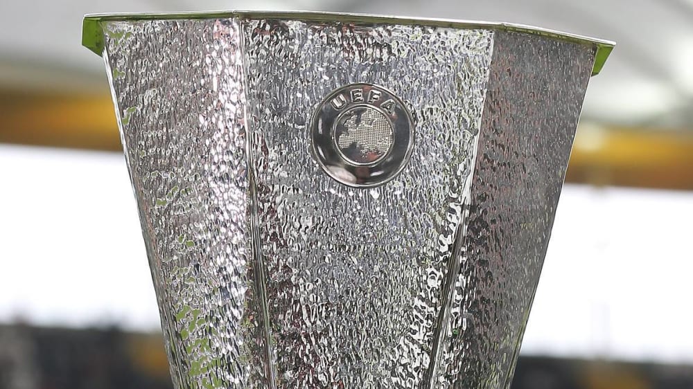 Wer kriegt ihn? Der Pokal der Europa League.