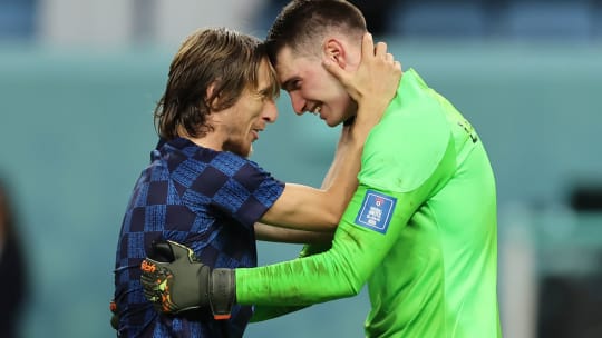 Kroatische Leistungsträger unter sich: Luka Modric und Dominik Livakovic (re.).