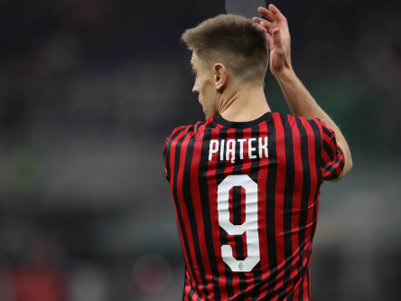 Krzysztof Piatek ist Stürmer.