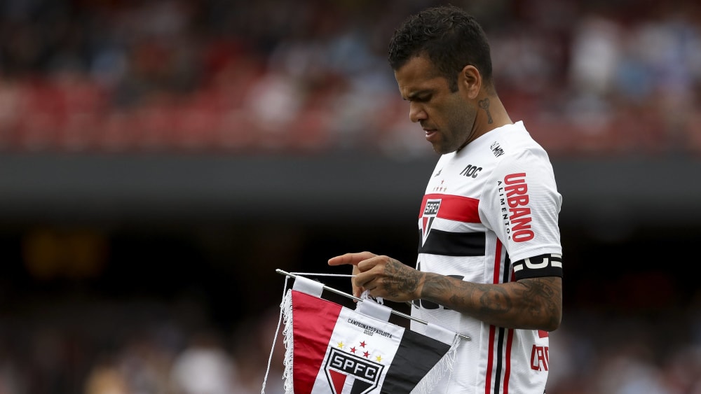 Stand mit seinem Team schon auf dem Platz, ehe das Spiel verlegt wurde: Sao-Paulo-Kapitän Dani Alves.