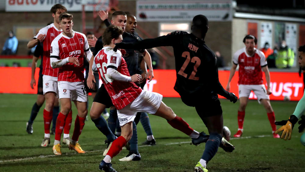 Alfie May traf zum 1:0 für Cheltenham Town - doch ManCity hatte eine Antwort parat.
