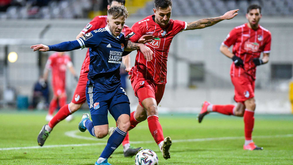 Enges Duell ohne Sieger: Hachings Luca Marseiler gegen Türkgücüs Filip Kusic (v.li.).