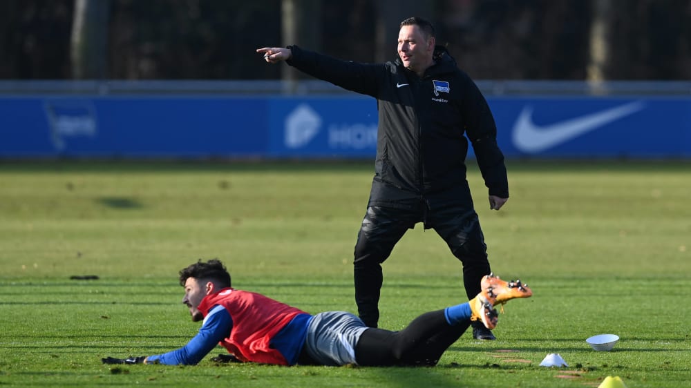 Die Profis lagen ihm direkt zu Füßen: Pal Dardai mit Matthew Leckie.