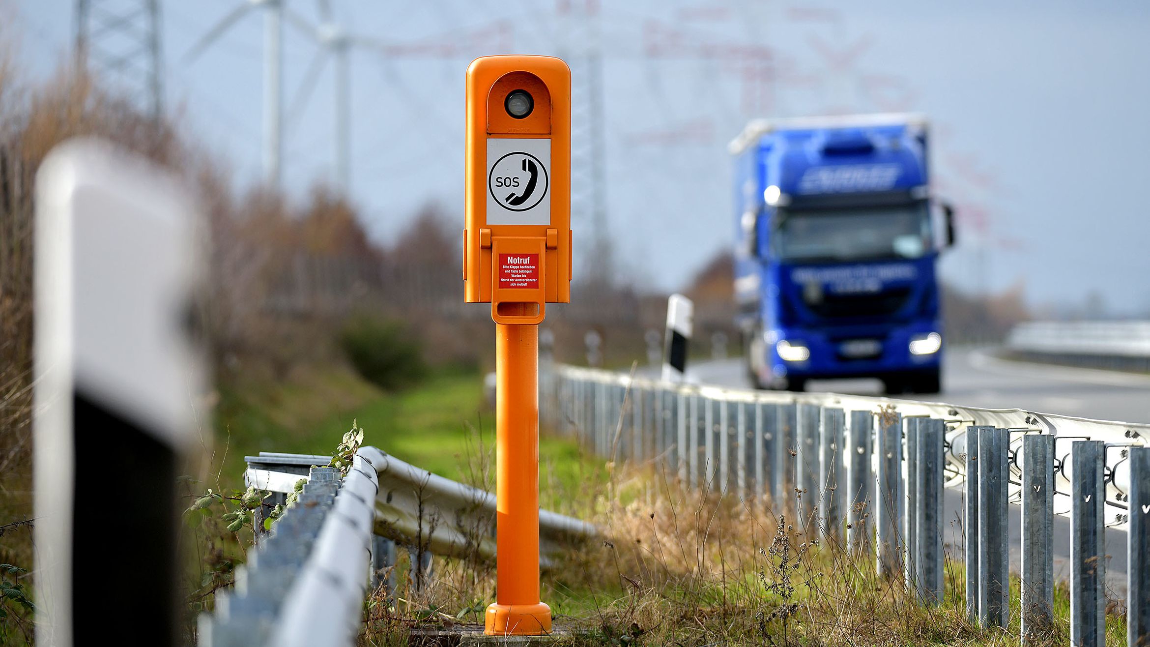 Notrufsäulen: Wer braucht die Helfer in Orange? - kicker