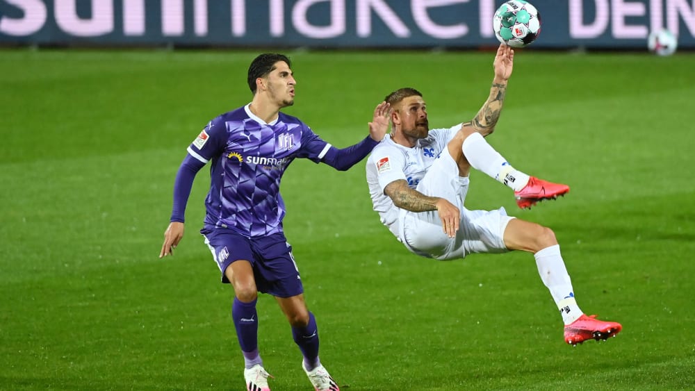 Artistik im Dauerregen: Osnabrücks Ludovit Reis bestaunt den Fallrückzieher von Darmstadts Tobias Kempe.