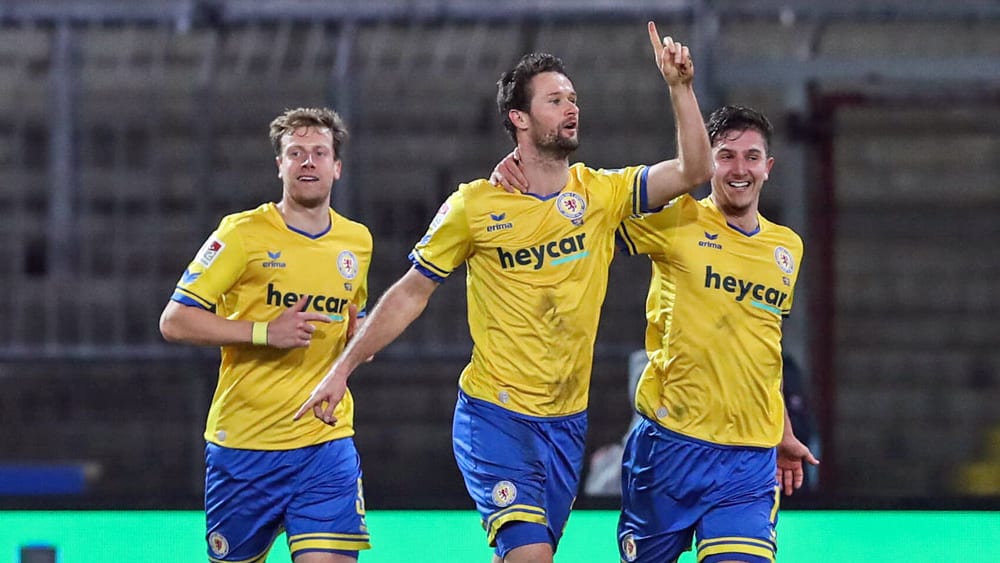 Fingerzeig: Nick Proschwitz (2.v.l.) beim Torjubel.