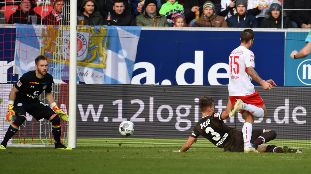 Marco Grüttner erzielte sehenswert per Hacke die Führung für Jahn Regensburg im Heimspiel gegen den FC St. Pauli.
