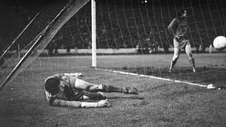 Liverpools Unglücksrabe Yeats liegt im Tor - und mit ihm der Ball. 2:1 siegt Dortmund in Glasgow über die Reds.