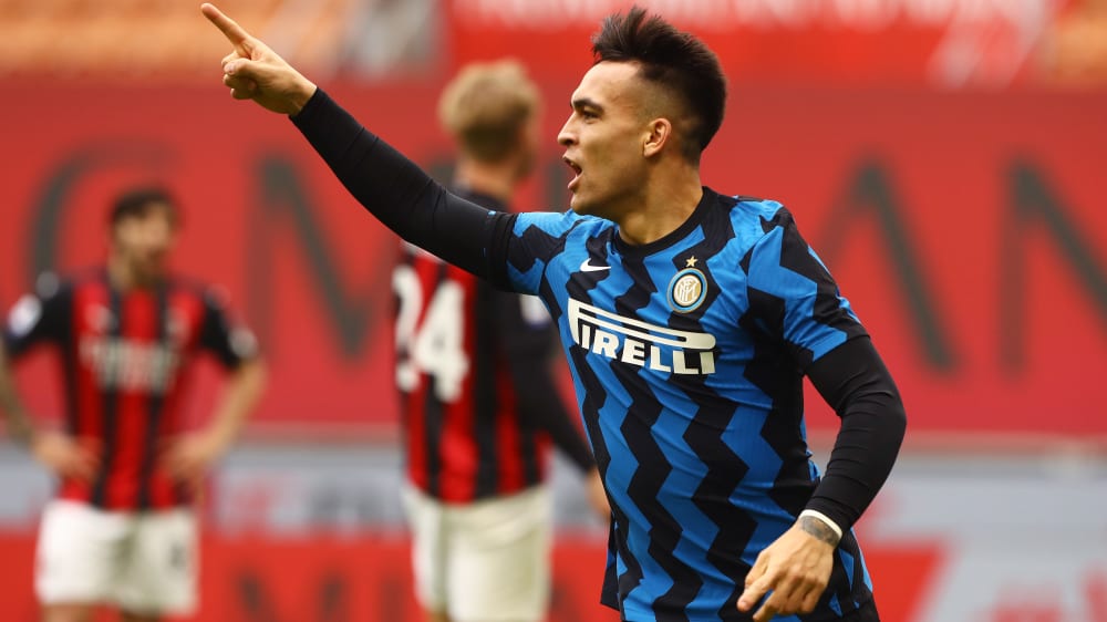 Fingerzeig: Nach feiner Flanke von Romelu Lukaku hat Lautaro Martinez das 1:0 für Inter im Derby gegen Milan erzielt.
