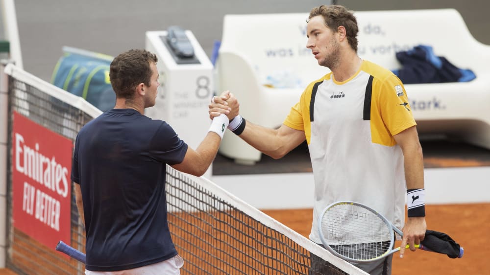 Gegenseitiger Glückwunsch: Dominik Koepfer (li.) gratuliert Jan-Lennard Struff zu seinem Sieg, der Gewinner seinem Kontrahenten zum Geburtstag.