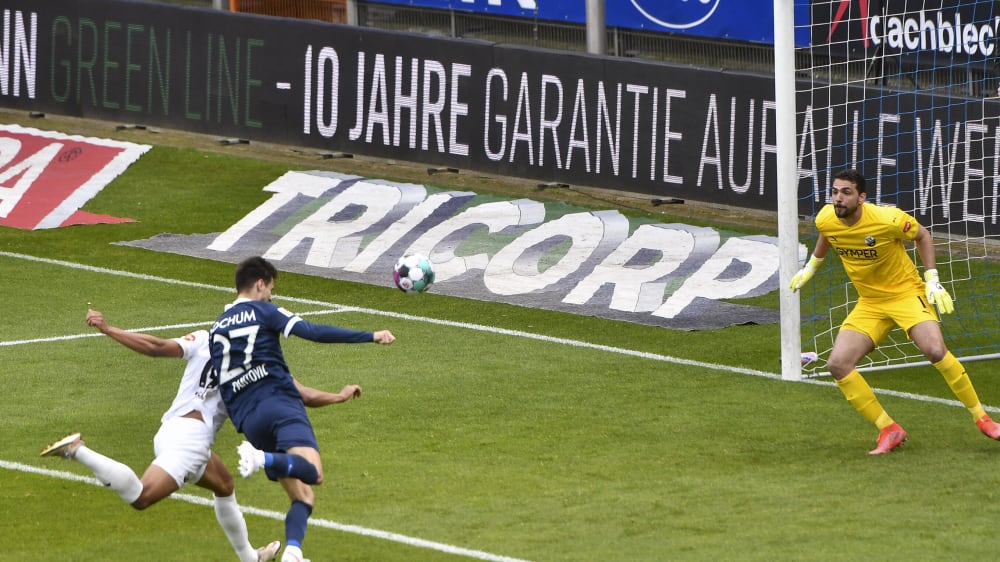 Bochums Pantovic (#27) nickt zum 1:0 ein, SVS-Keeper Kapino kann nicht mehr rettend eingreifen.