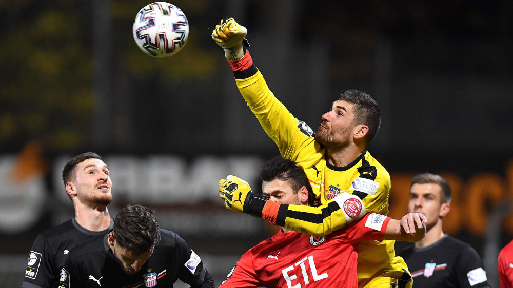 Zwickaus Keeper Johannes Brinkies faustet den Ball weg.
