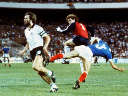 Torwart Toni Schumacher (Deutschland) streckt Patrick Battiston (Frankreich, re.) bei der Fußball-WM im Halbfinale 1982 nieder
