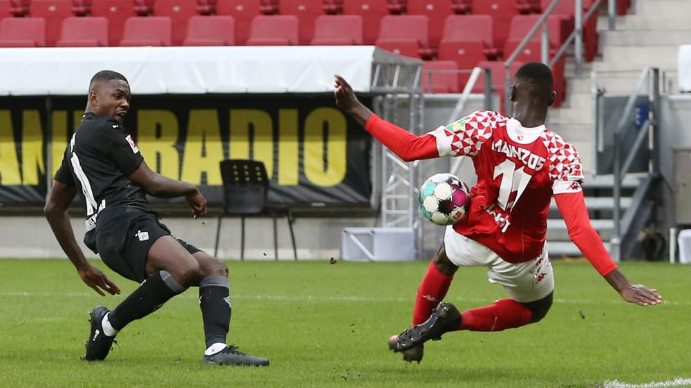Handspiel? Marcus Thuram (l.) schoss Moussa Niakhaté aus kurzer Distanz an den Oberarm.