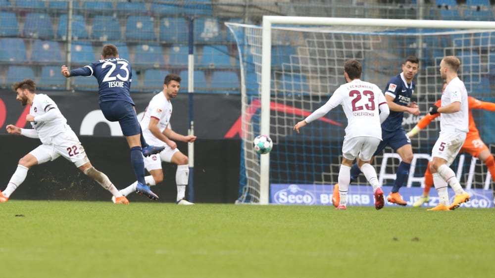 Vorbildliche Schusshaltung: Robert Tesche nagelte den Ball beim 2:1 hoch ins rechte Eck.