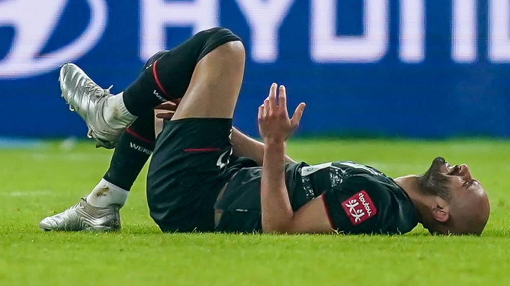 Werder-Abwehrchef Ömer Toprak hat sich am Sprunggelenk verletzt.