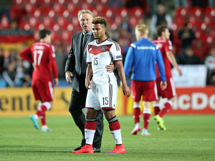 Hinterließ beim DFB tiefe Spuren: Horst Hrubesch, hier nach eine U-21-Länderspiel 2015 gemeinsam mit Serge Gnabry (vorne).
